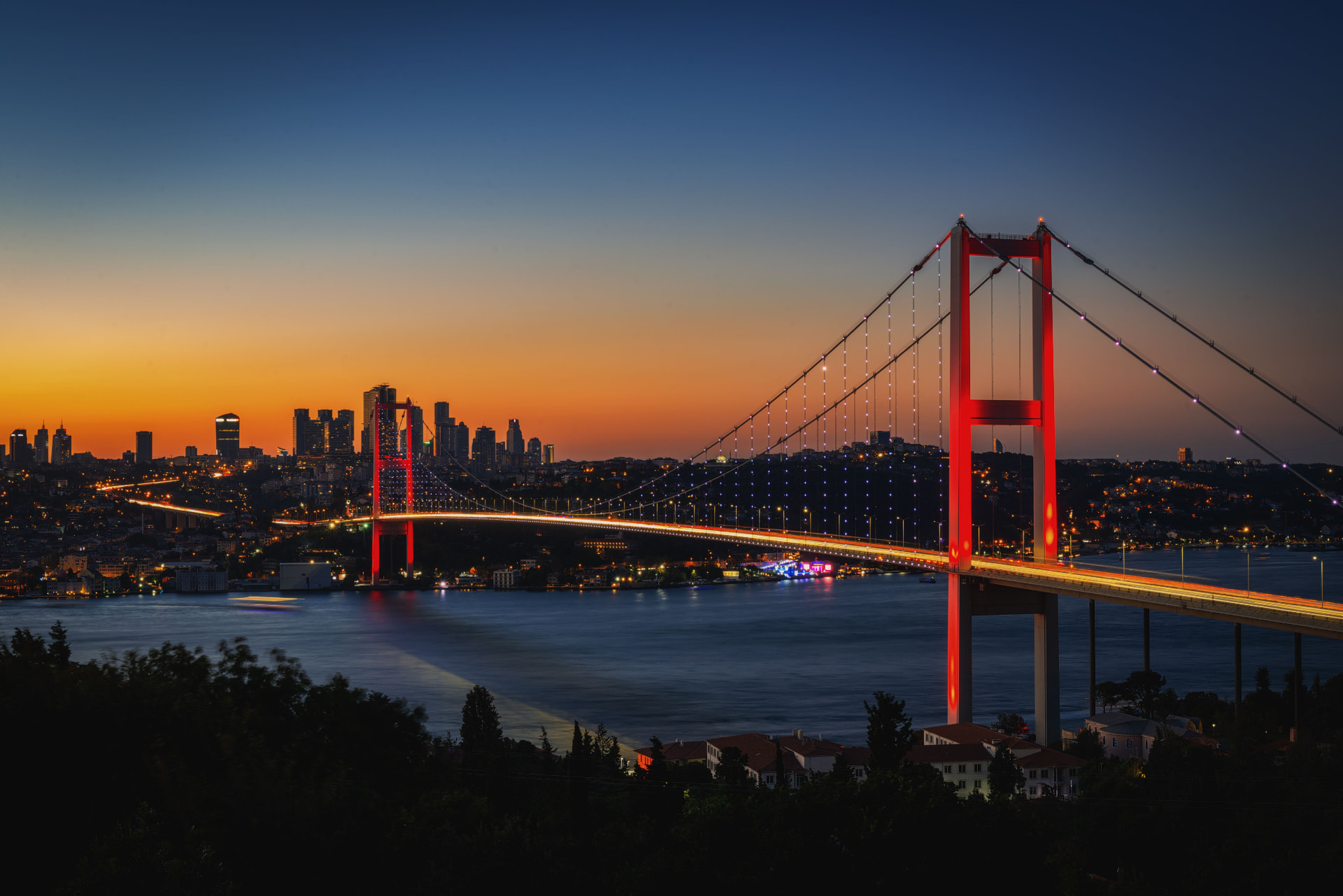15 Temmuz Şehitler Köprüsü ve İstanbul silüeti